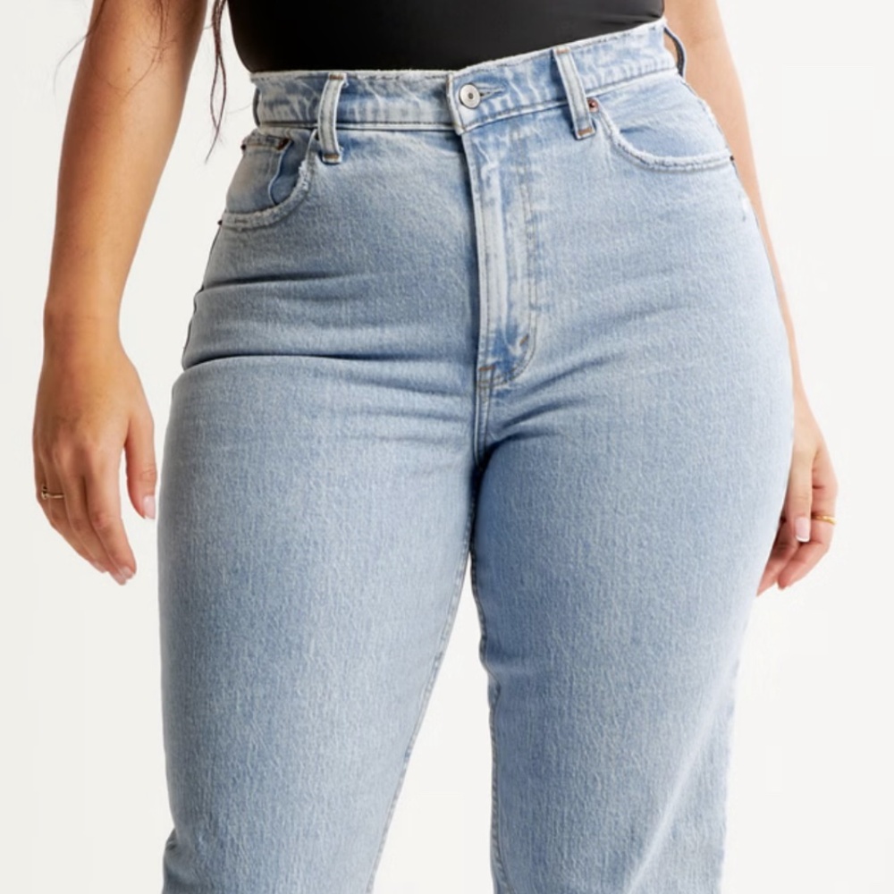 Abercrombie The 90’s straight ultra high rise curve love light wash jeans